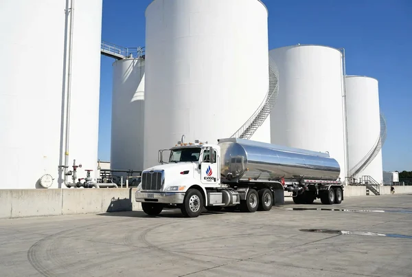 Exigo Fuels delivering bulk fuel to above-ground storage tanks Exigo Fuels delivering bulk fuel to above-ground storage tanks